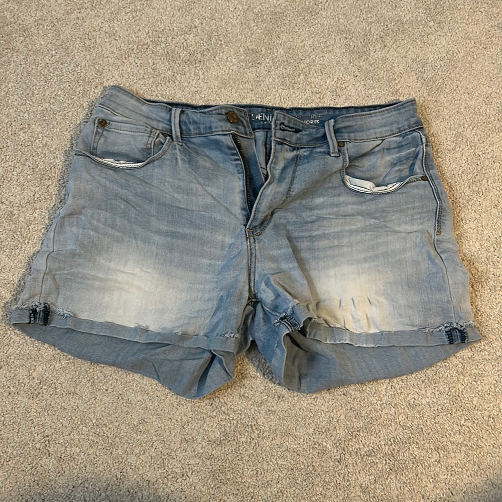 Light washed Jean shorts